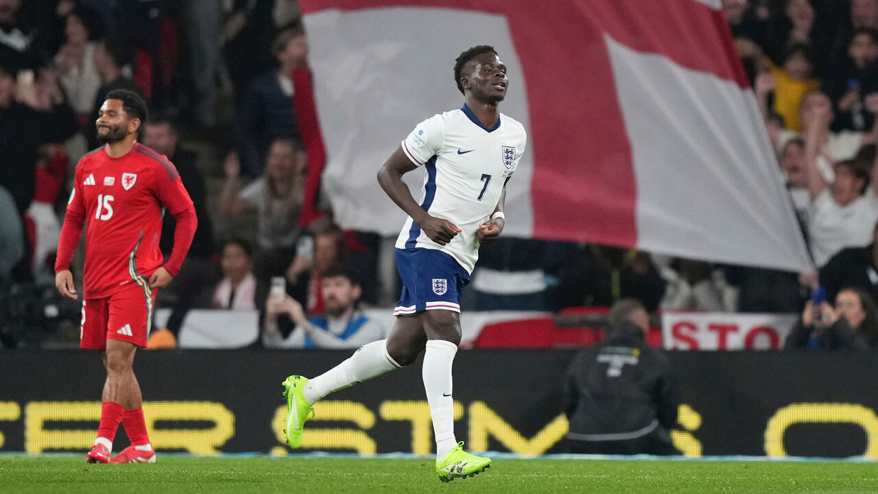 Bukayo Saka celebra golo pela seleção inglesa no particular com Gales