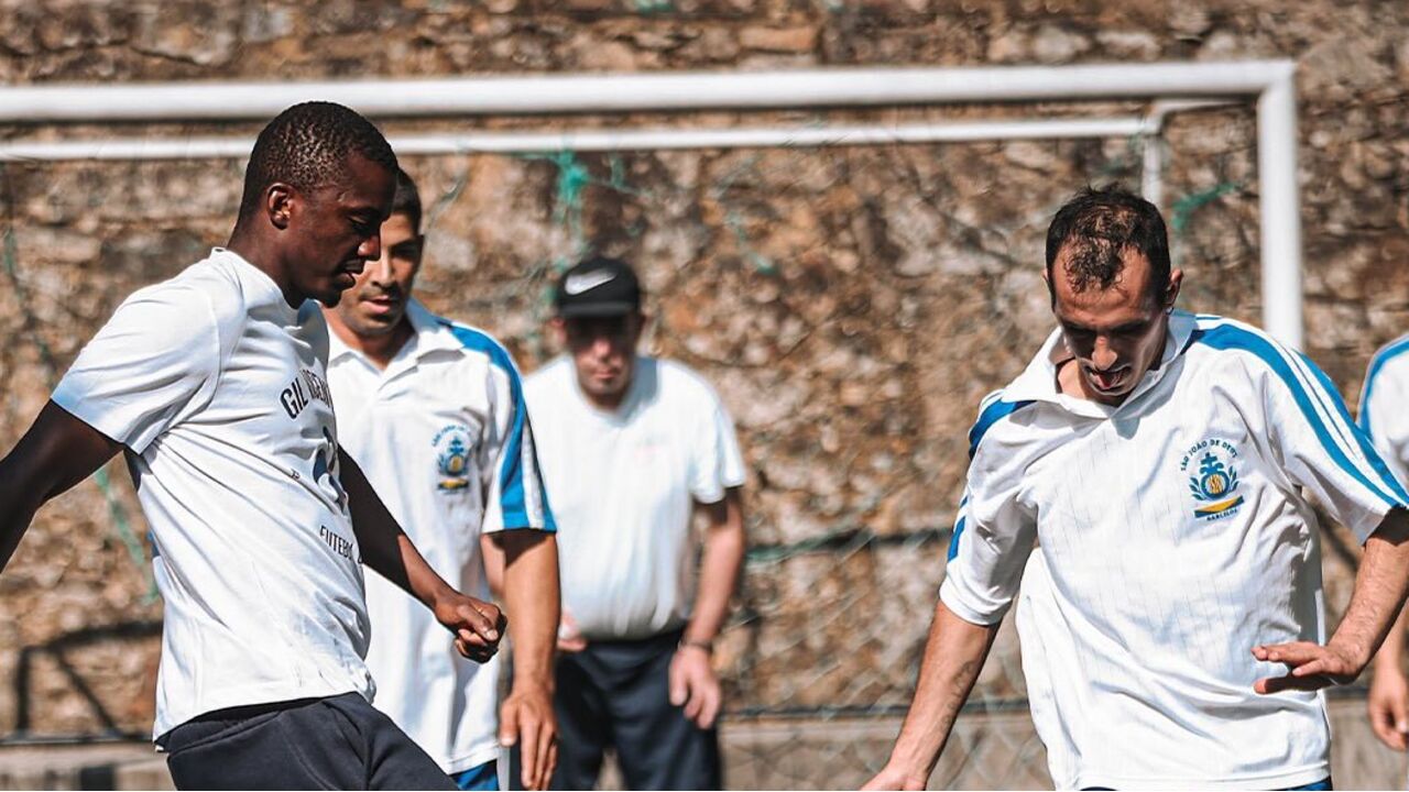 Jogadores do Gil Vicente visitam Casa S. João de Deus e jogam com utentes