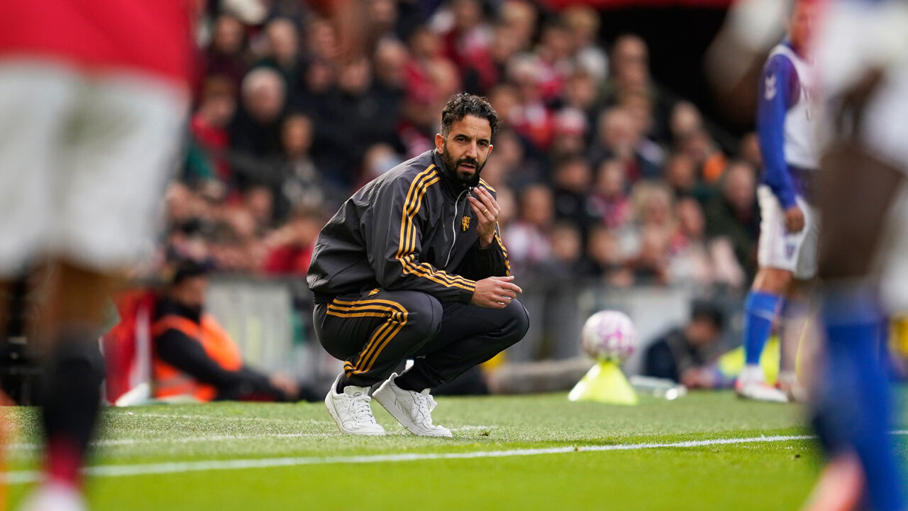 Ruben Amorim reage junto ao banco de suplentes durante o jogo com o Sunderland
