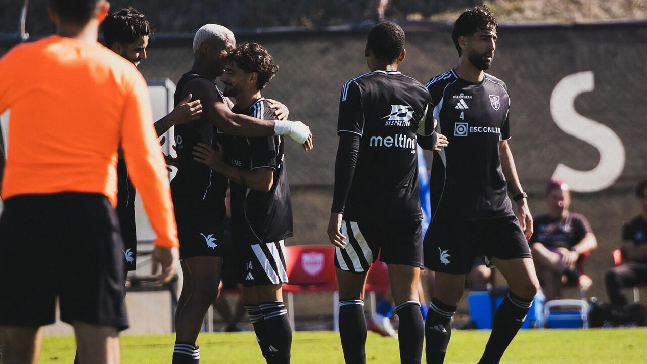 Jogadores do Casa Pia festejam frente ao Oriental