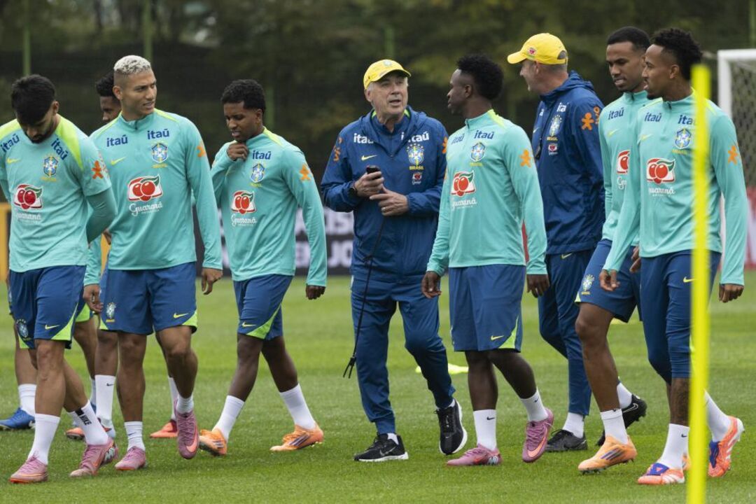 Carlo Ancelotti no treino do Brasil