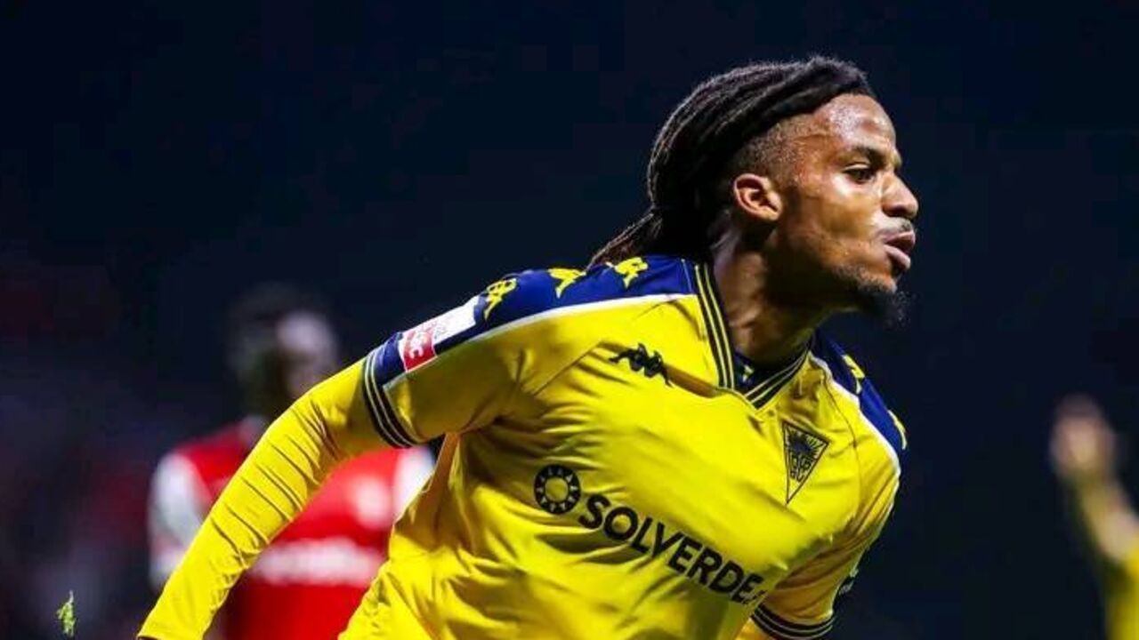 Gonçalo Costa procura oportunidade no onze contra o Estoril