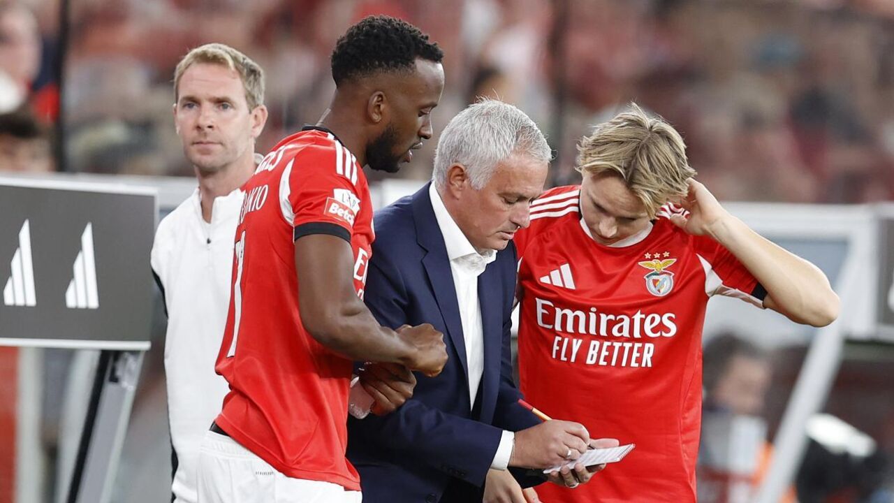 Schjelderup ouve indicações de José Mourinho antes de entrar em campo