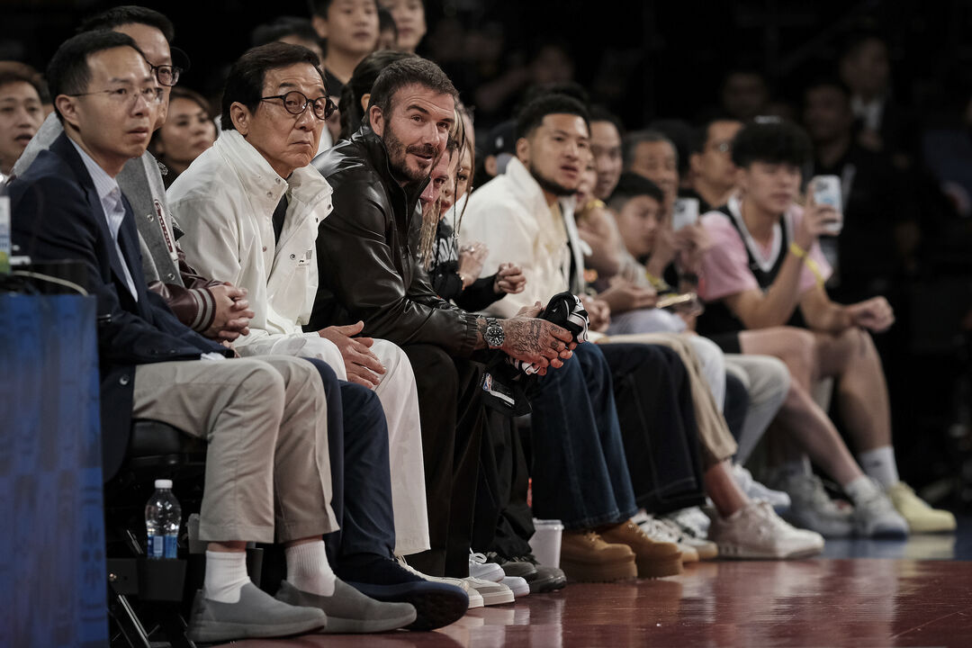 David Beckham e Jackie Chan assistem ao jogo