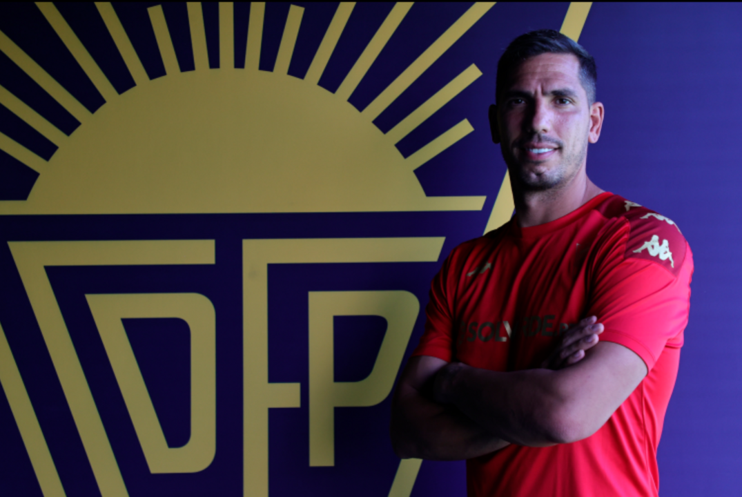 Jogador posa com equipamento novo do clube