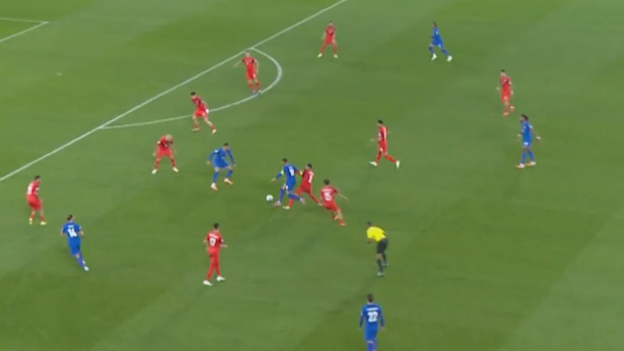 Mbappé ultrapassou vários adversários para fazer o 1-0 diante do Azerbaijão