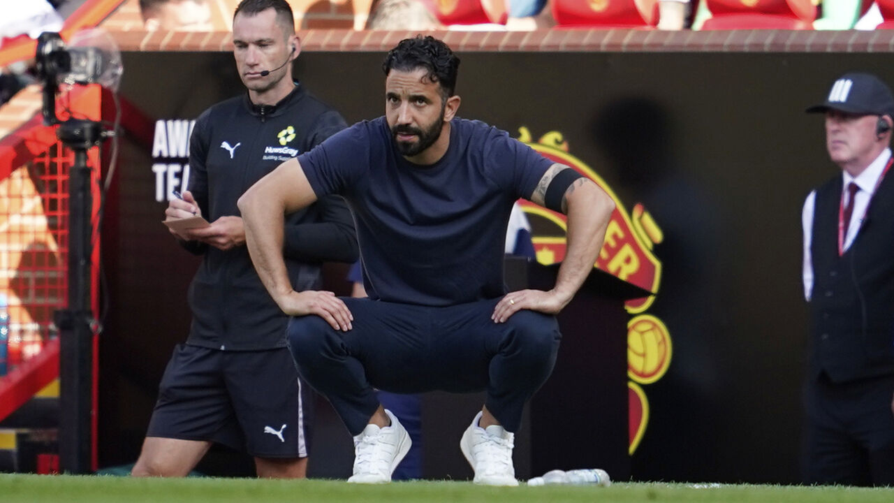 Ruben Amorim reage junto ao banco de suplentes do Manchester United