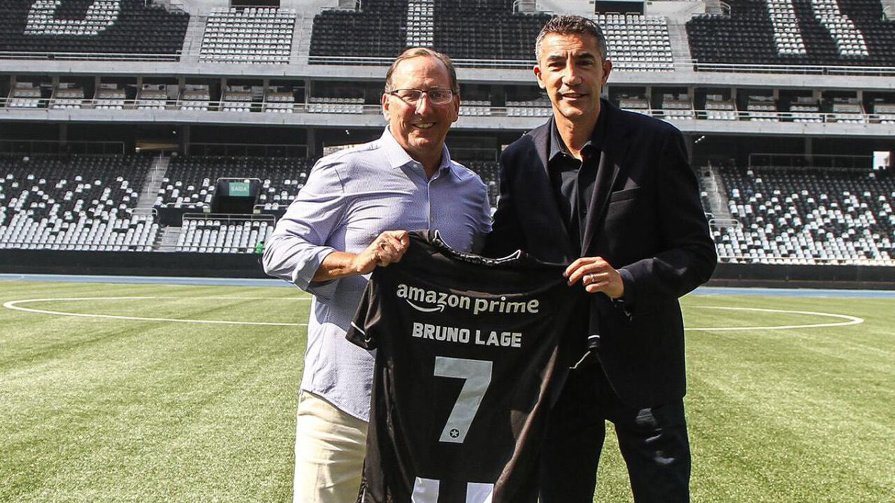 Bruno Lage ao lado de John Textor durante a apresentação no Botafogo