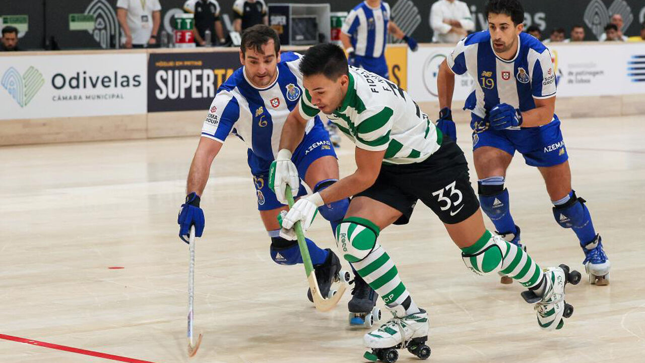 Os jogadores de FC Porto e Sporting em ação