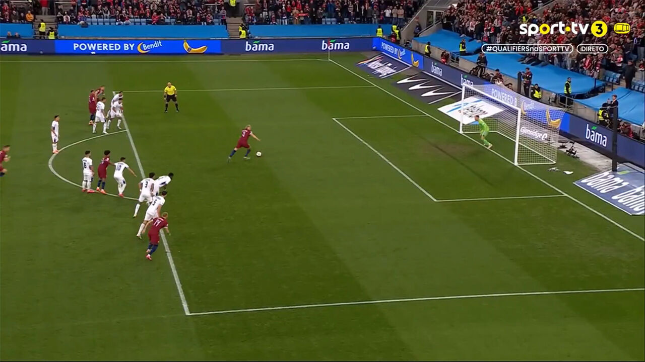 Haaland falha penálti duas vezes no mesmo lance