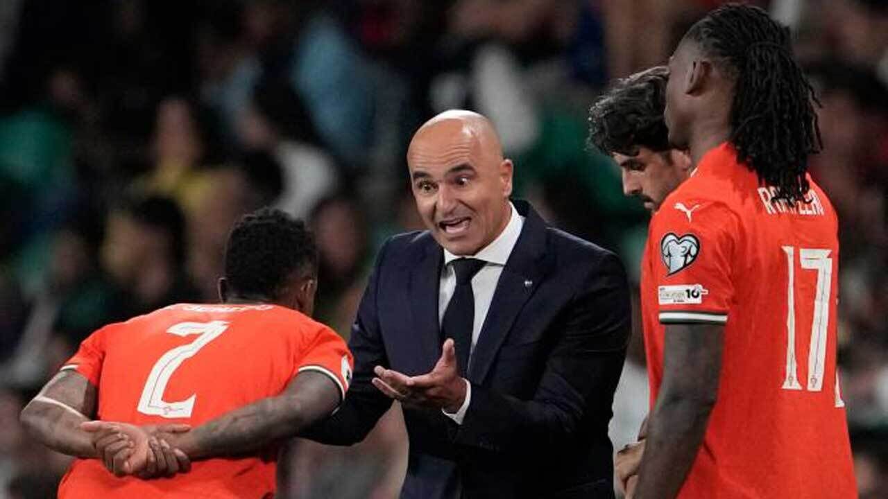 Roberto Martínez a falar com Nélson Semedo e Rafael Leão