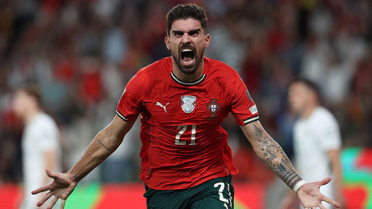 Rúben Neves celebra um momento de um jogo de futebol