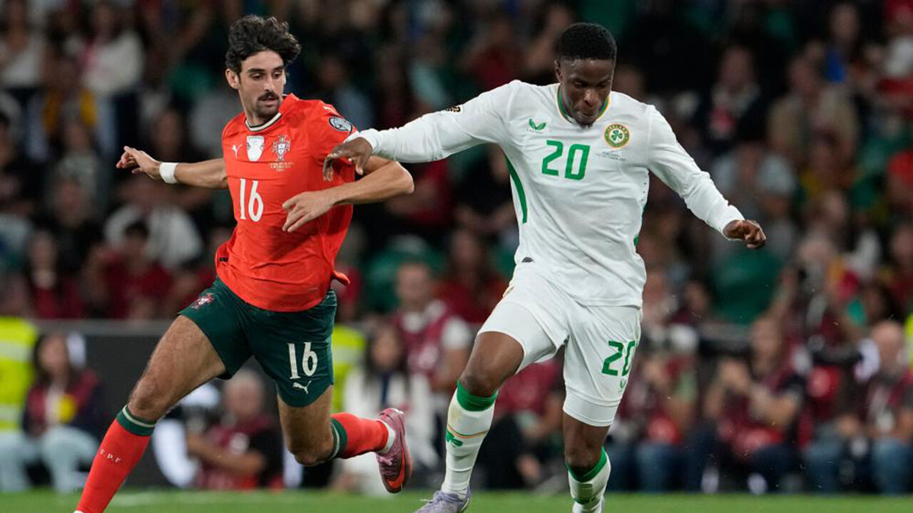 Trincão cruza para Rúben Neves marcar em jogo