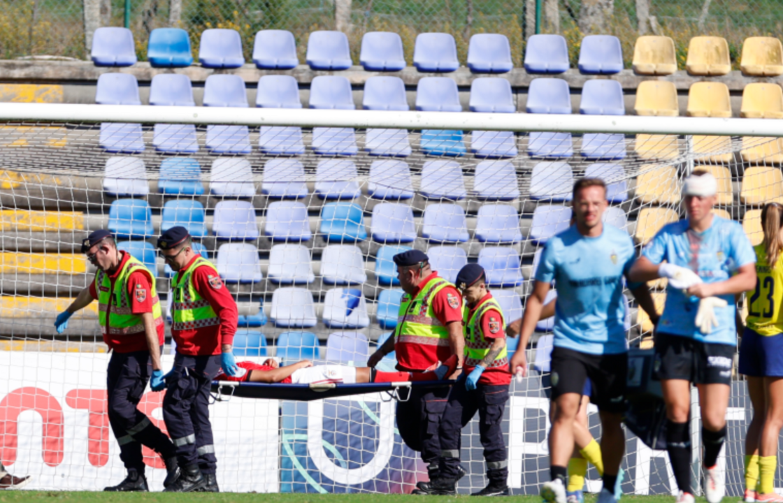 Futebolista sai de campo de maca, após lesão num jogo