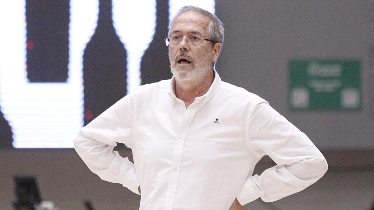 Luís Magalhães reage junto ao banco do Sporting