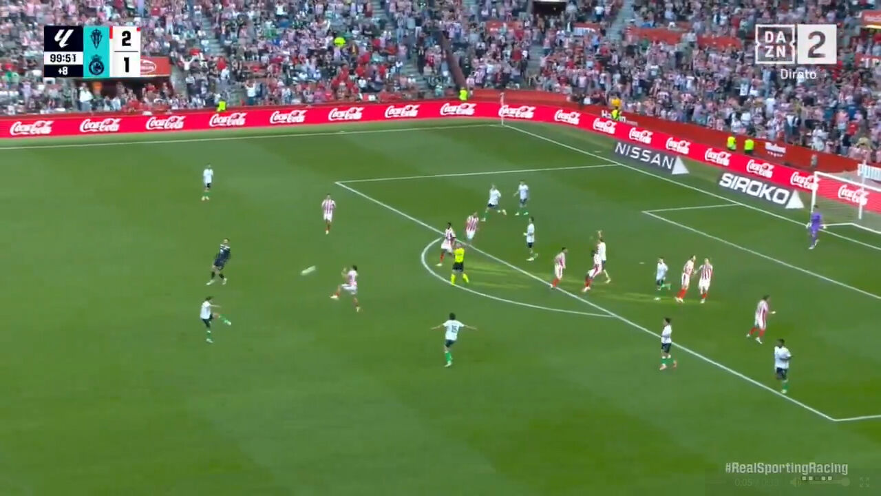 Marco Sangalli marca golo após o apito final em jogo do Santander