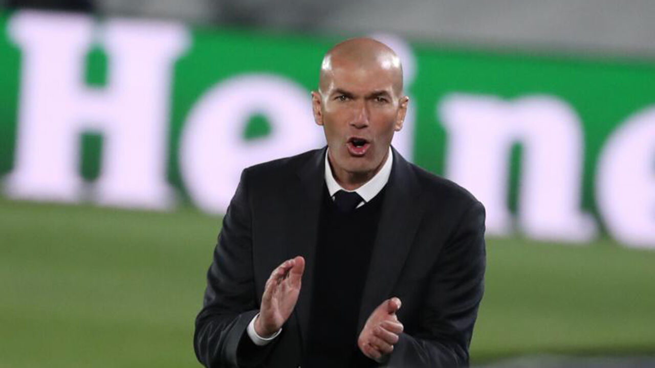 Zidane gesticula durante jogo de futebol