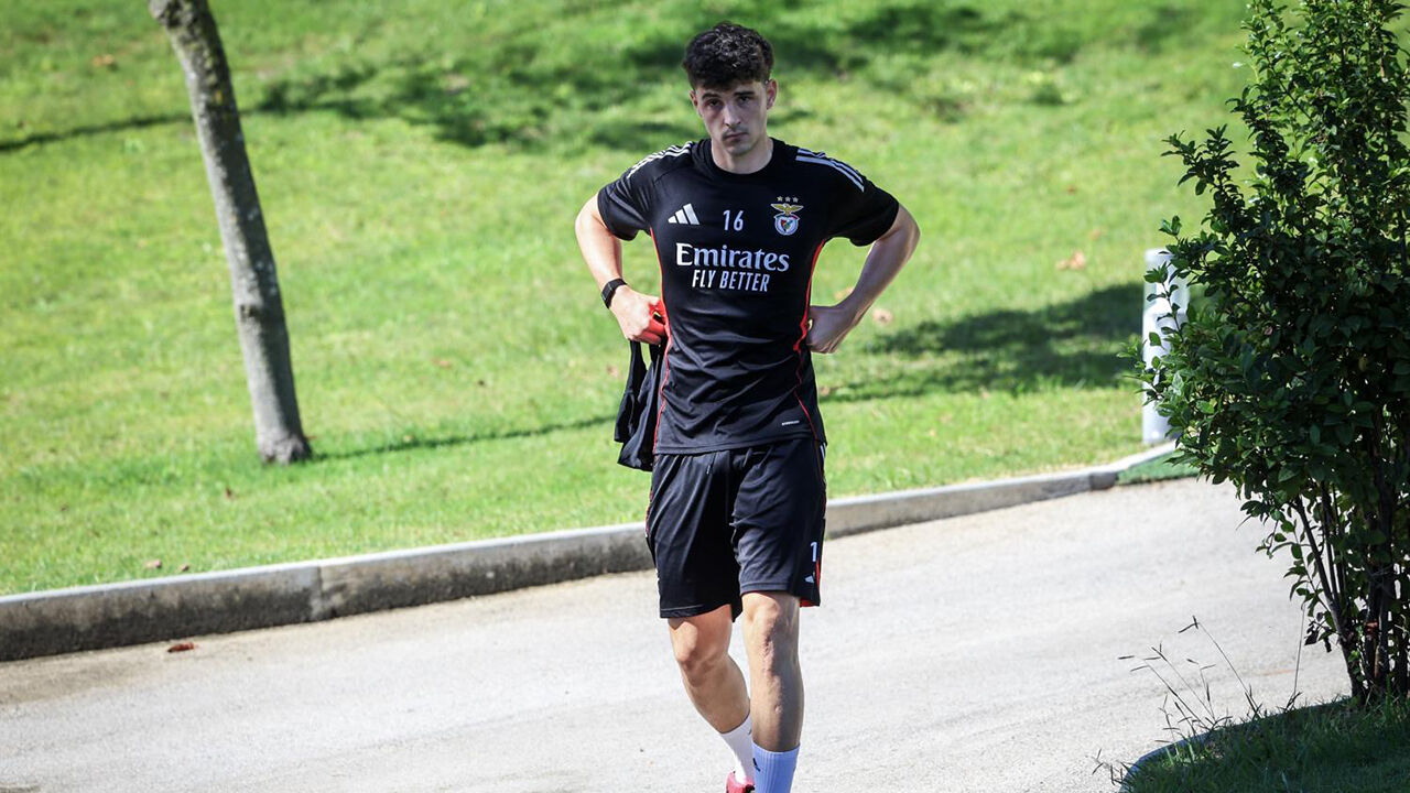 Manu Silva recupera de lesão e pode reforçar o Benfica em breve.
