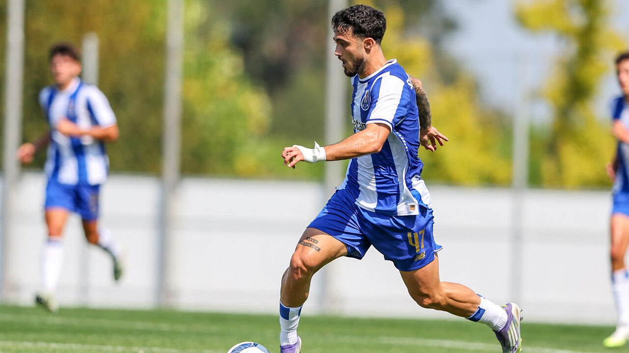 Ángel Alarcón focou-se no trabalho e impressionou Francesco Farioli no FC Porto