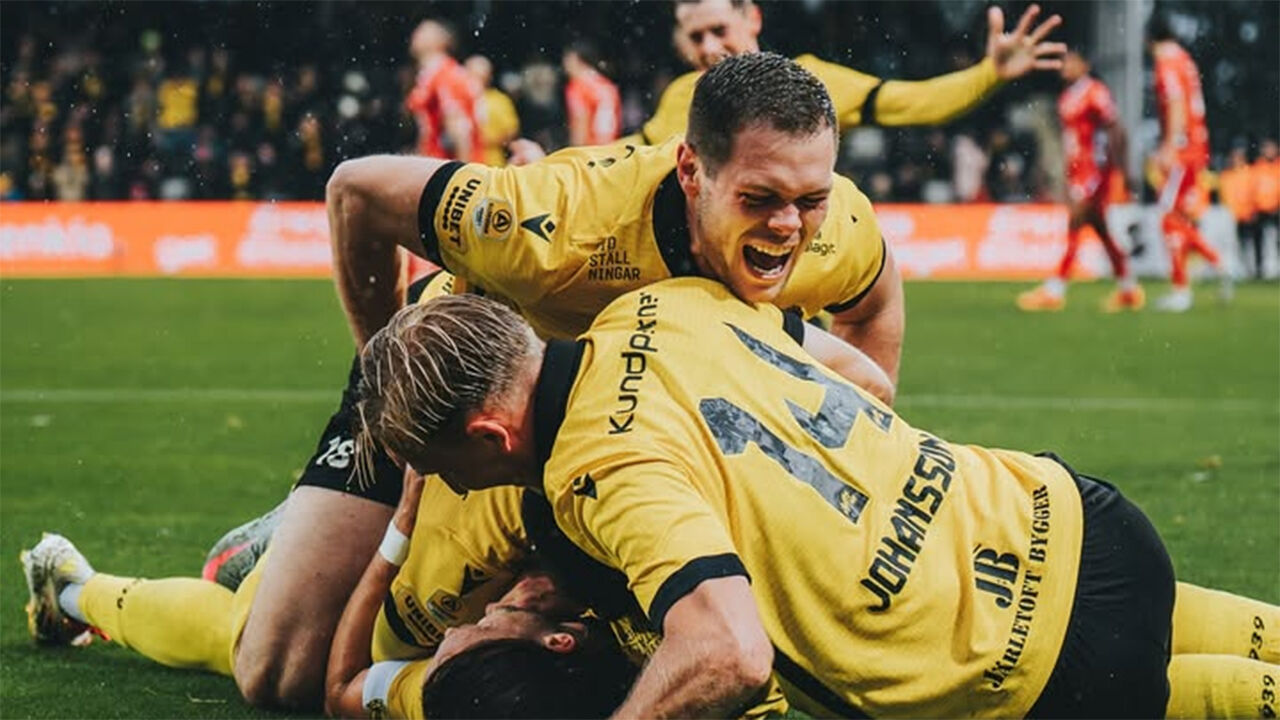 Jogadores do Mjällby celebram o sucesso no campeonato sueco