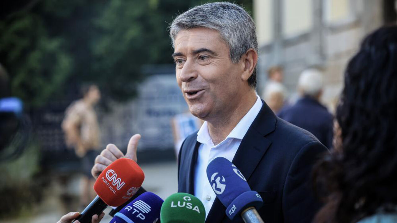 António Costa fala a jornalistas com microfones da CNN, RTP e Lusa