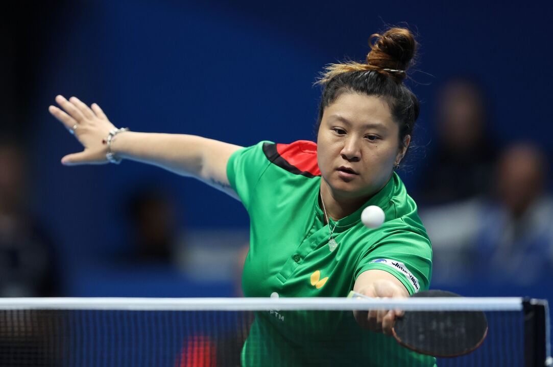 Atleta compete num jogo de ténis de mesa