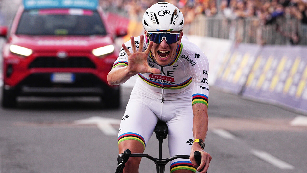 Tadej Pogacar venceu a Volta à Lombardia pela quinta vez consecutiva