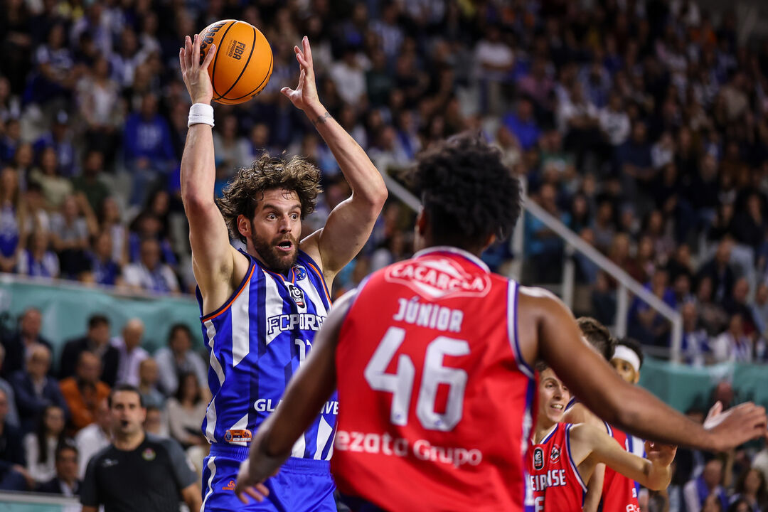 Jogo de basquetebol com jogadores do FC Porto e do Oliveirense