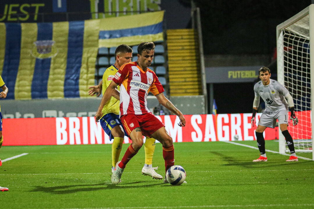 Pedro Lima em ação com a camisola avense