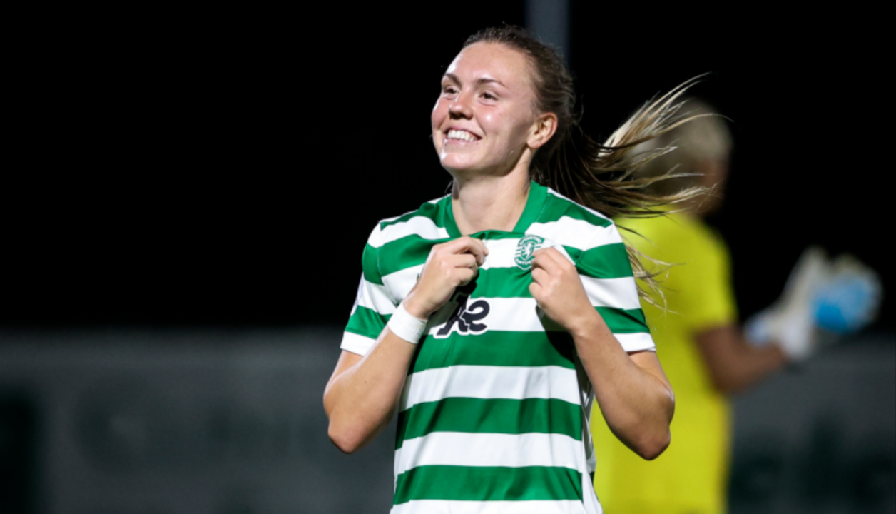 Jogadora do Sporting CP sorri durante partida