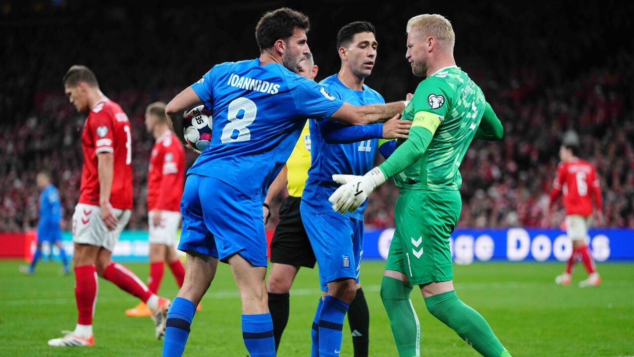 Jogo de futebol com jogadores da Grécia e da Dinamarca em campo