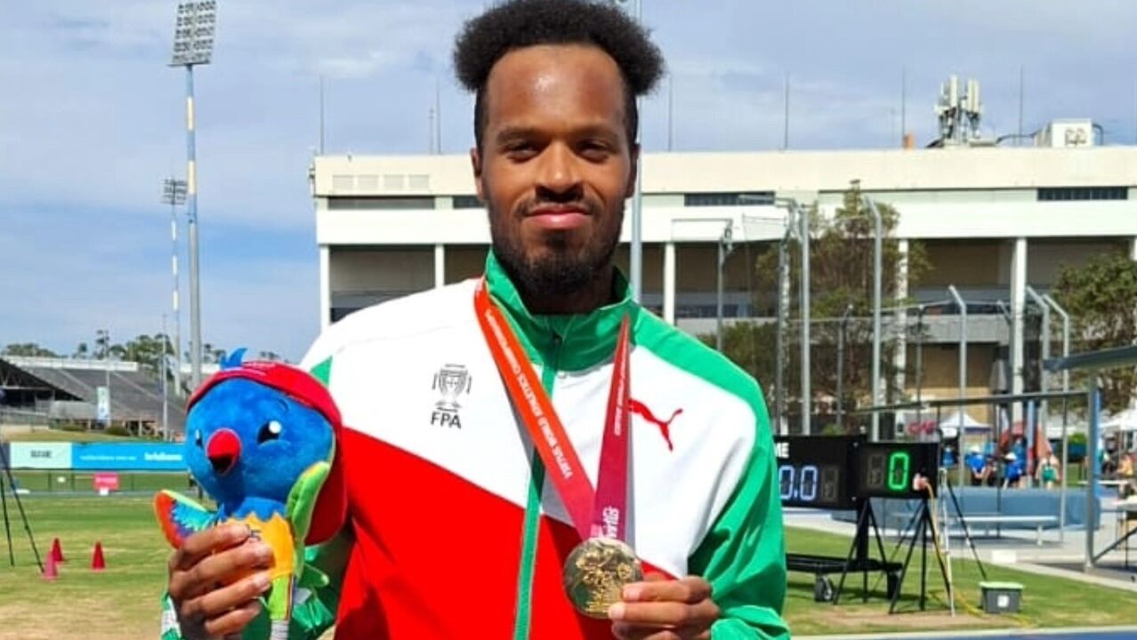 Sandro Baessa conquista ouro nos 400 metros barreiras no Campeonato do Mundo Virtus em Brisbane