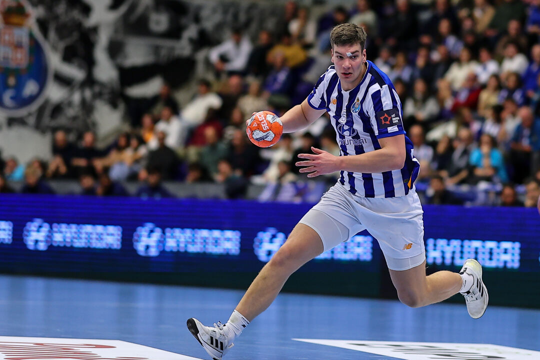 Gunnarsson joga em casa pelo FC Porto na Liga Europeia, contra o Knattspyrnufelagio Fram