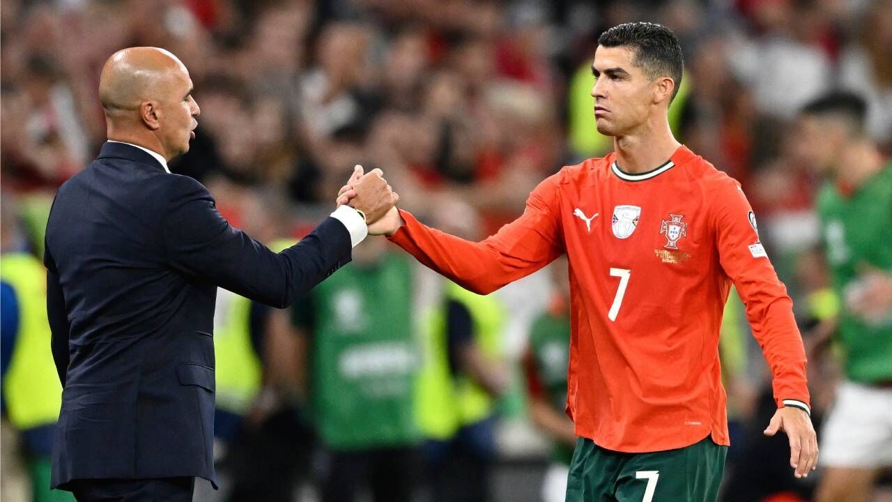 Roberto Martínez e Cristiano Ronaldo à conversa junto ao banco de suplentes de Portugal