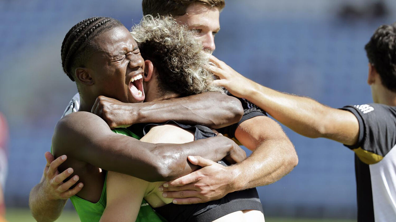 Jogadores do Farense festejam a vitória por 2-1 sobre o Benfica