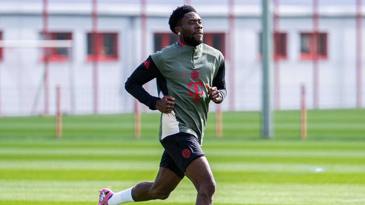 Alphonso Davis já trabalha no relvado