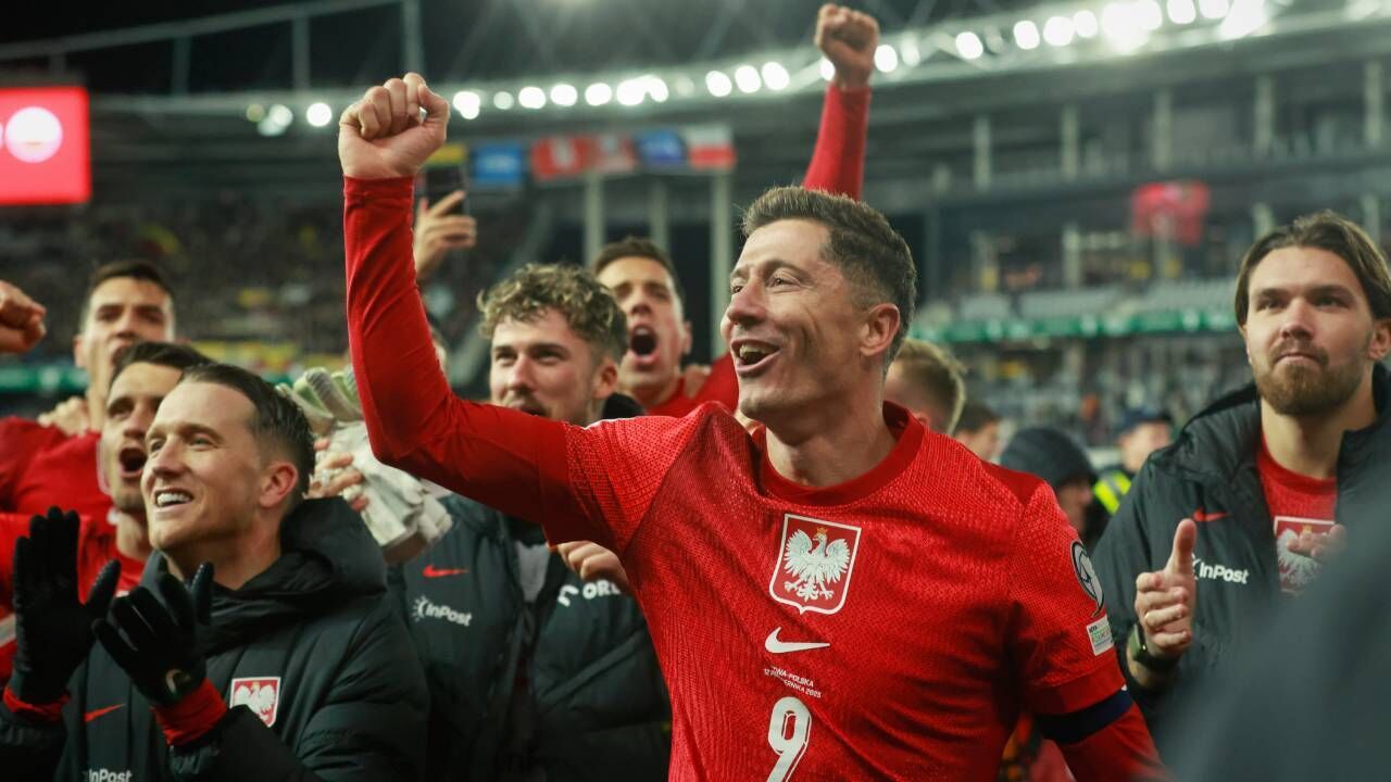 Robert Lewandowski celebra vitória com a seleção da Polónia