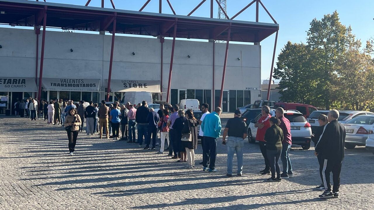 Filas para bilhetes no GD Chaves, após receção ao Benfica