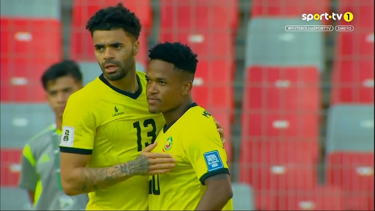 Geny marca golo por Moçambique, mas estão fora do Mundial.
