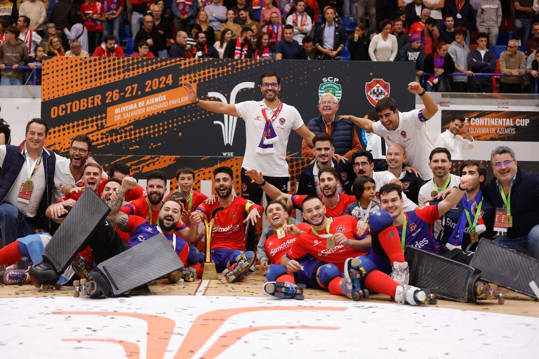 Equipa festeja a Taça Continental em Oliveira de Azeméis