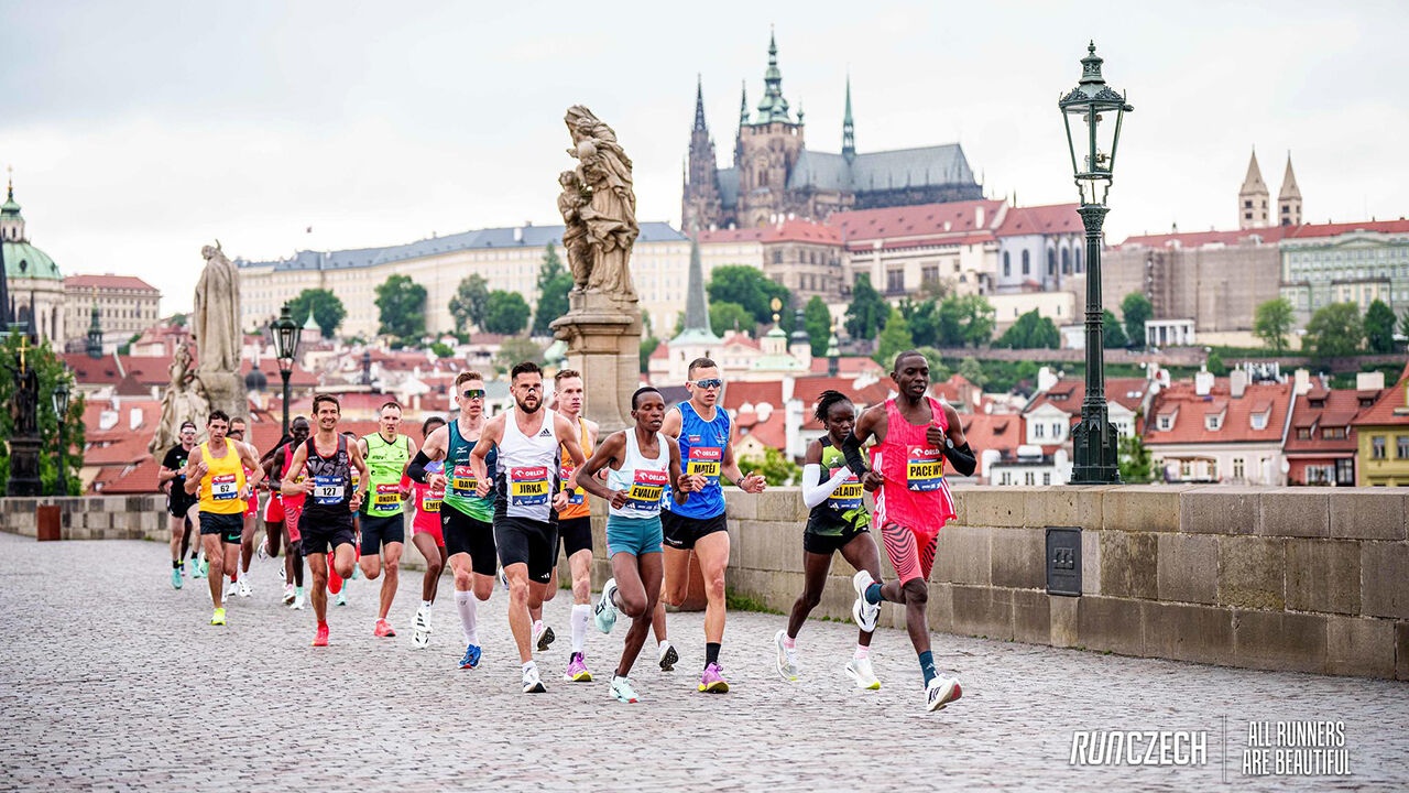 Maratona em Praga com atletas a correrem num cenário histórico
