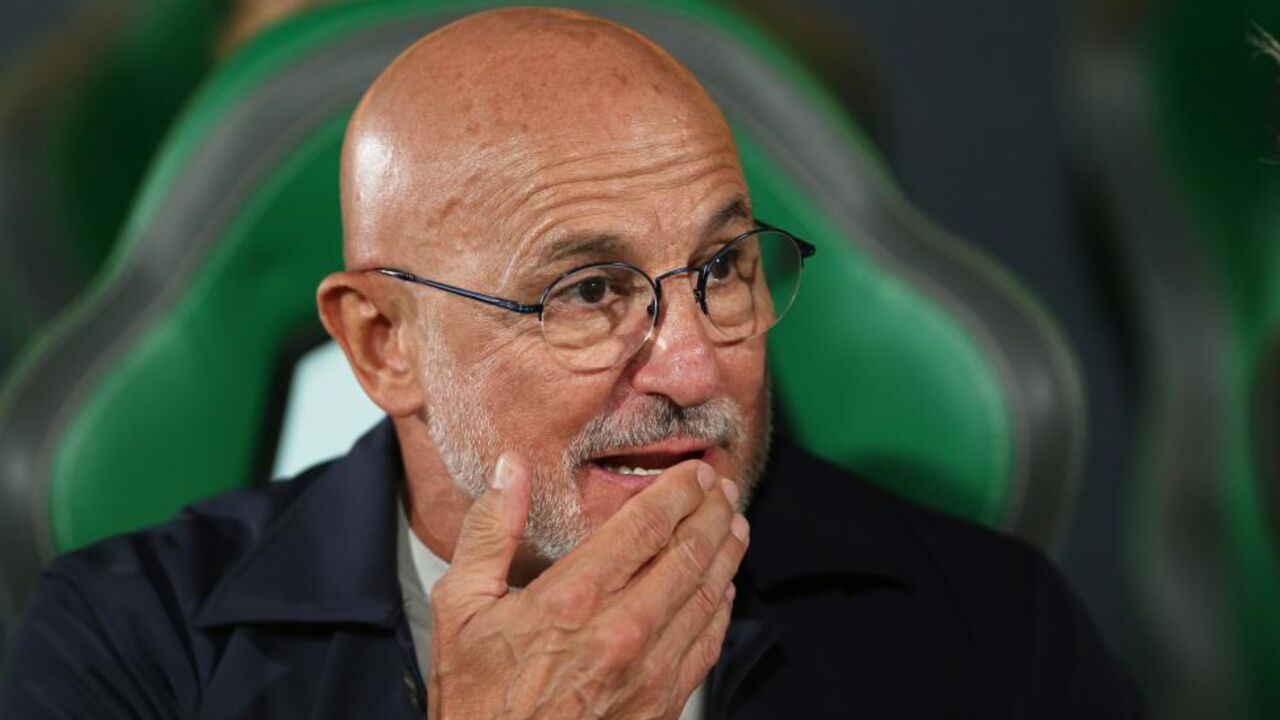 Treinador observa jogo de qualificação para o Mundial 2026