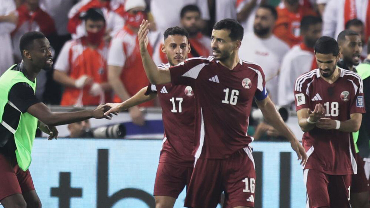 Qatar garante vaga no Mundial 2026 após vitória sobre Emirados Árabes Unidos.
