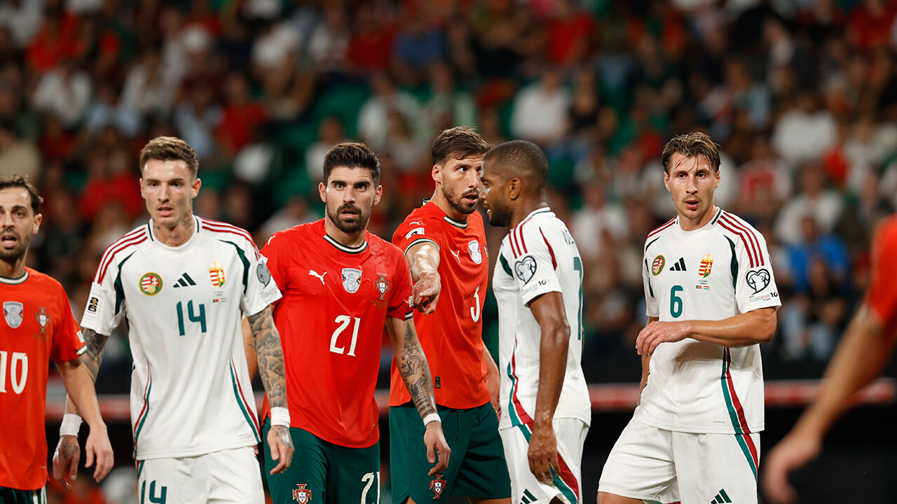 Jogadores de futebol das seleções de Portugal e Hungria em campo