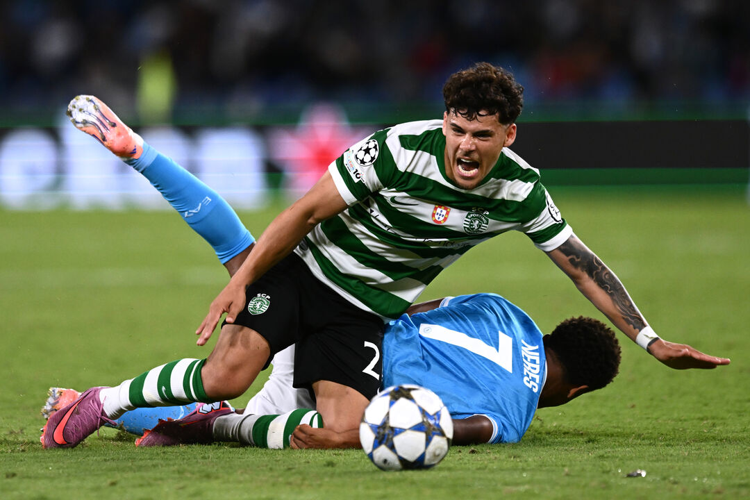 Maxi Araújo em disputa com David Neres no Diego Armando Maradona