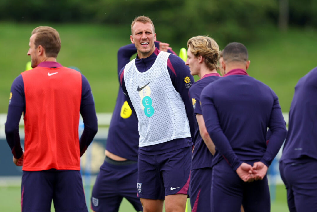 Dan Burn anima companheiros após qualificação