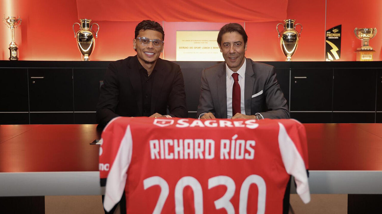Richard Ríos assina pelo Benfica até 2030, com Rui Costa presente