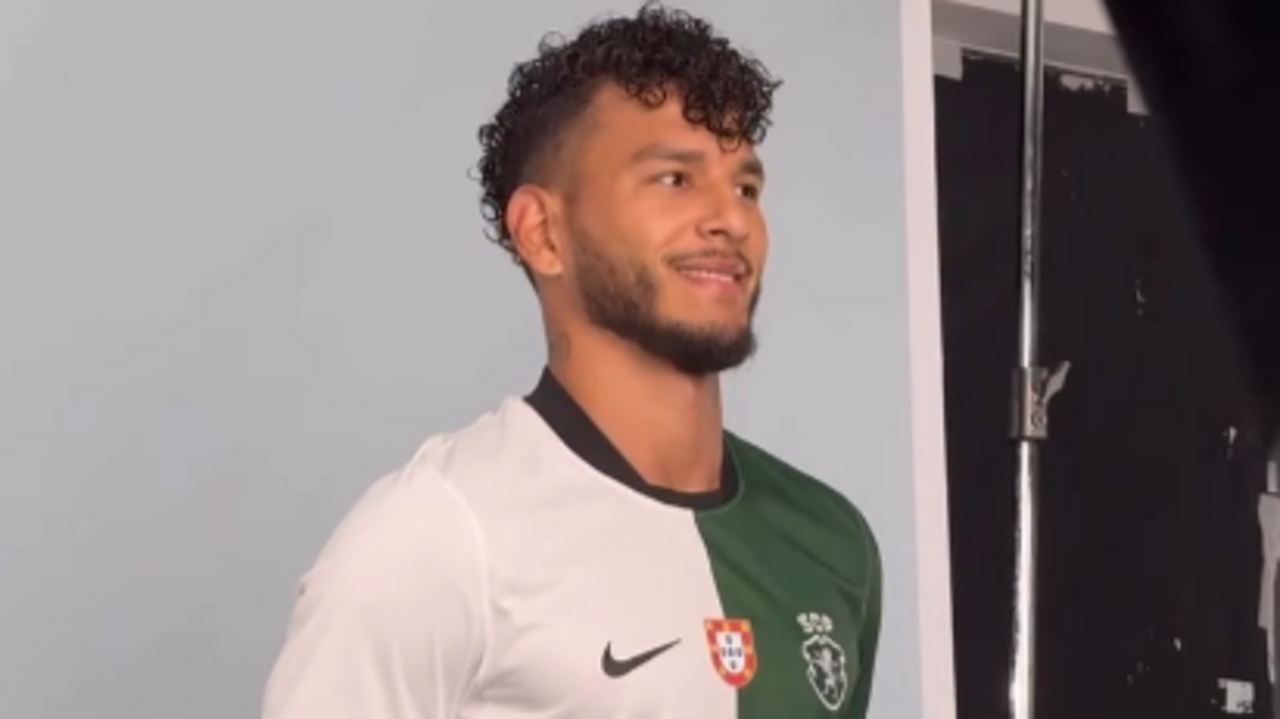 Luis Suárez veste a camisola do Sporting após viagem a Lisboa