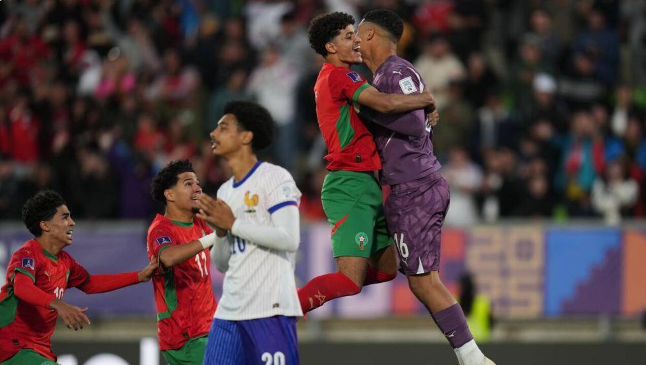 Jogadores de Marrocos foram festejar com Abdelhakim Mesbahi 