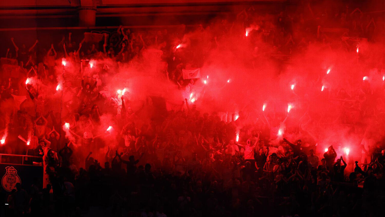 Adeptos do Benfica entraram com atraso no Estádio do Dragão